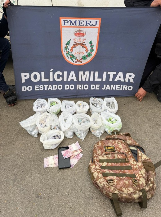 Denúncia ao Disque Denúncia ajuda PMs do 25º BPM a apreender drogas em São Pedro da Aldeia